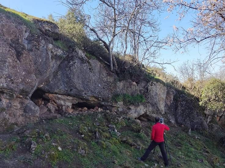 Investigadores de la UJA en la Cueva de La Lobera
